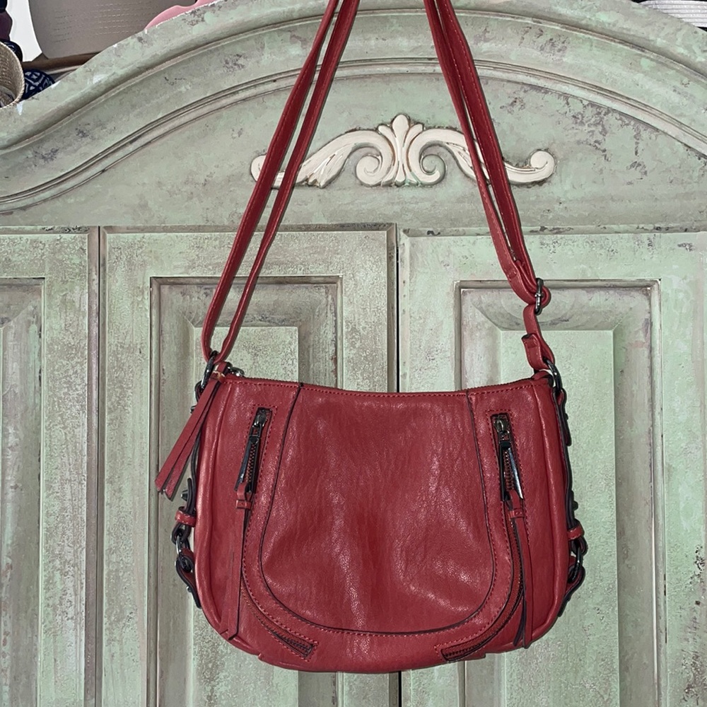 Jessica Simpson, red shoulder bag.